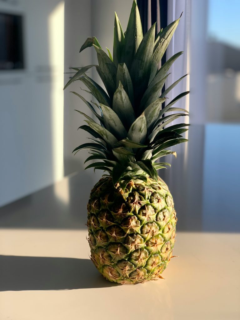 Piña fresca entera iluminada naturalmente lista para exportación